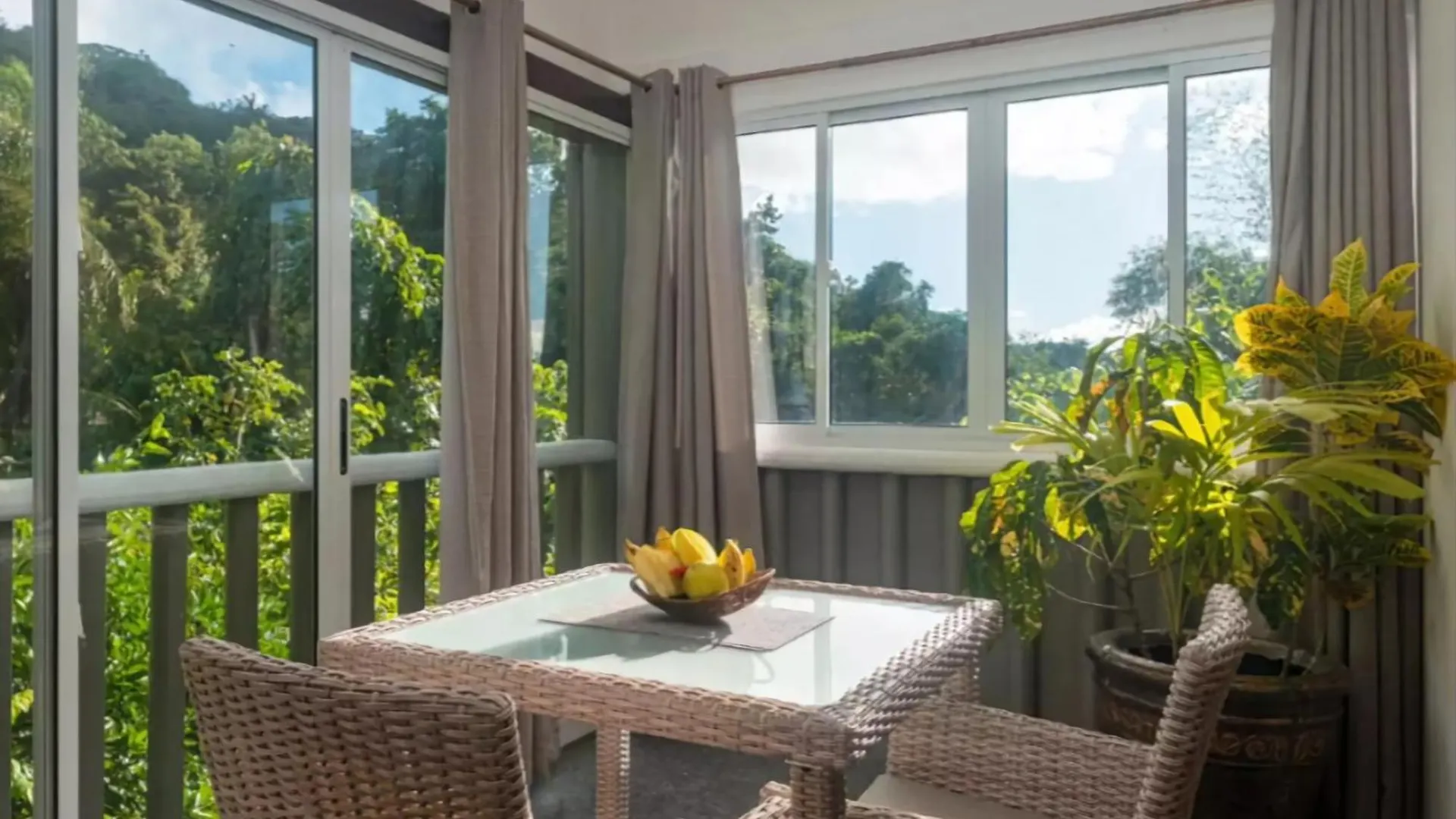 Milles Montagnes Residence Anse Royale
